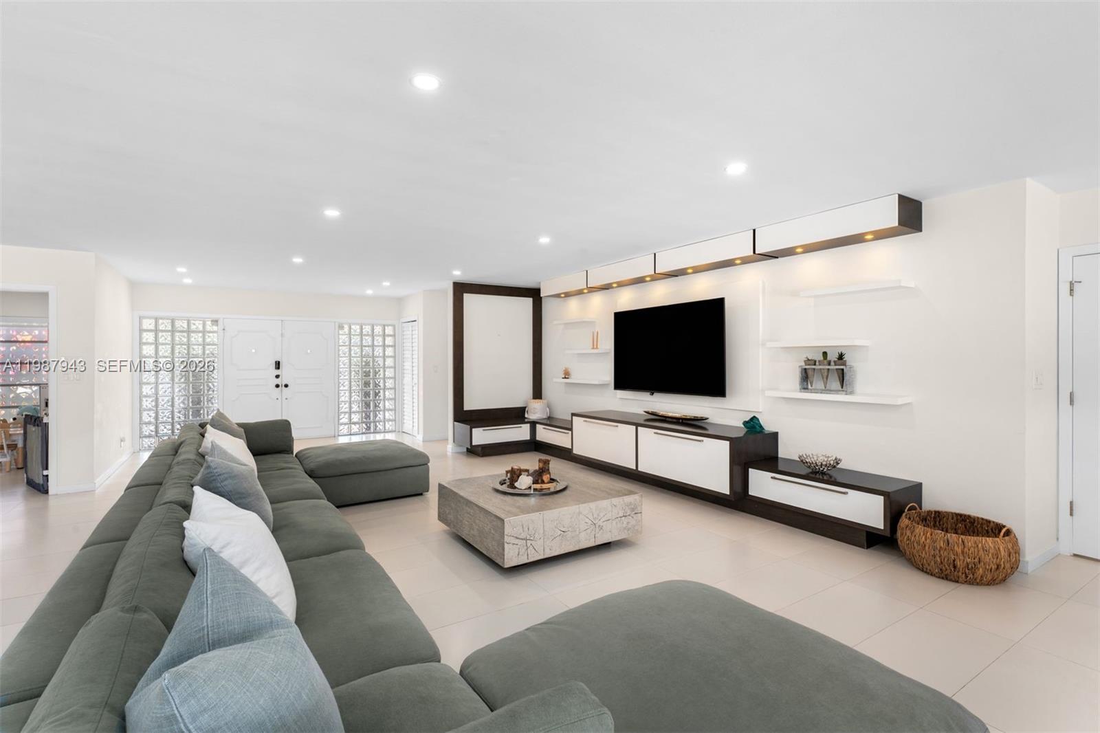 1525 Diplomat Pkwy, Hollywood FL 33019