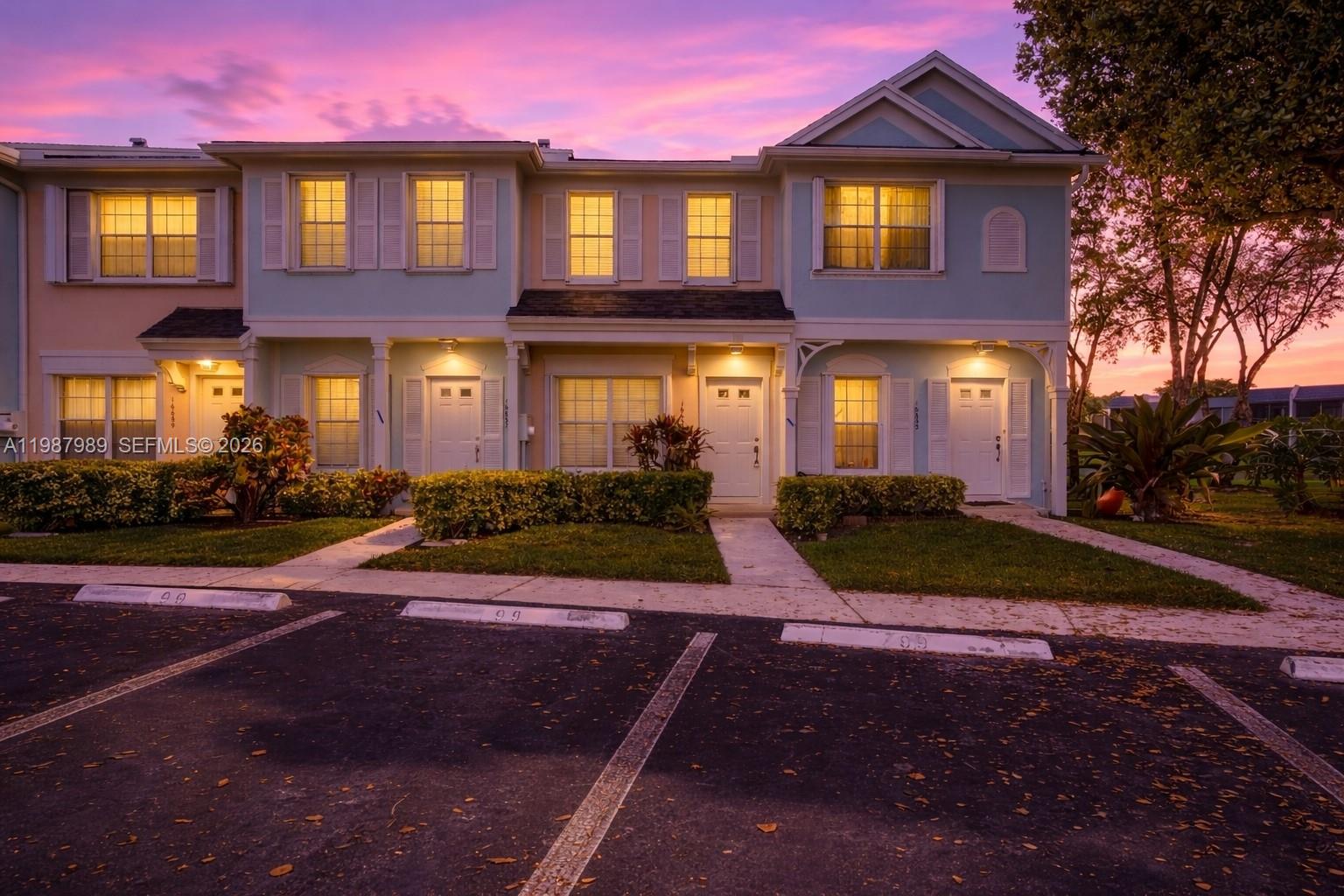 16635 Hemingway Dr, Weston FL 33326