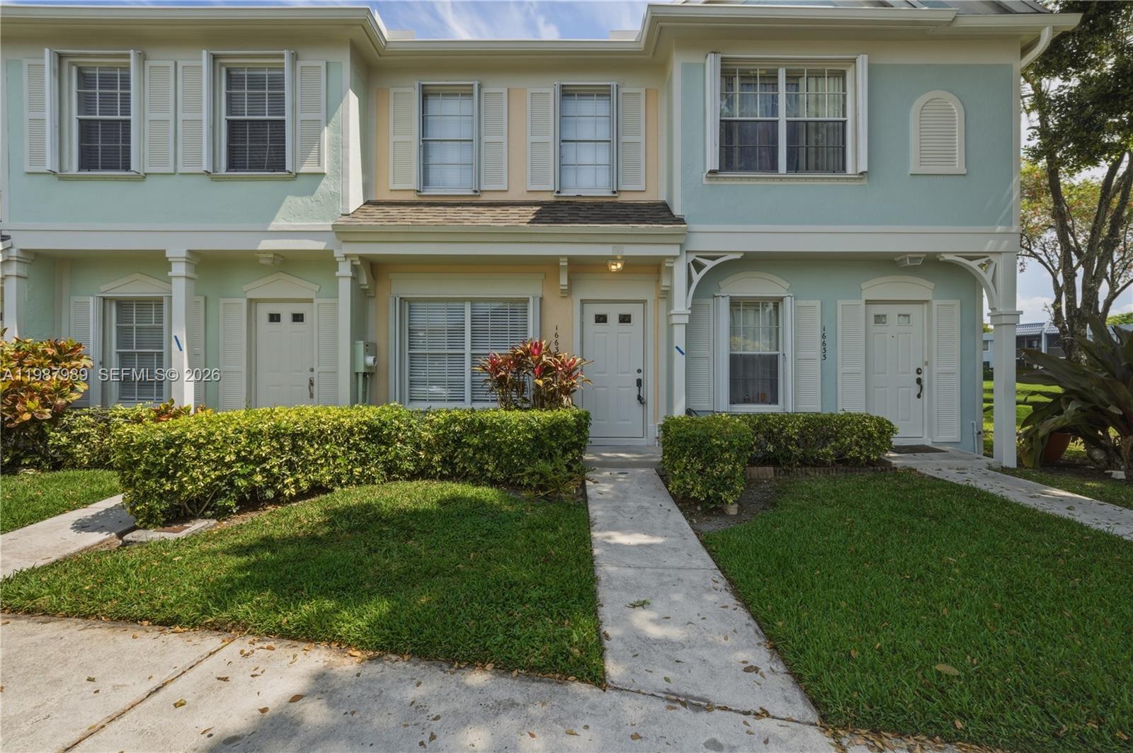 16635 Hemingway Dr, Weston FL 33326