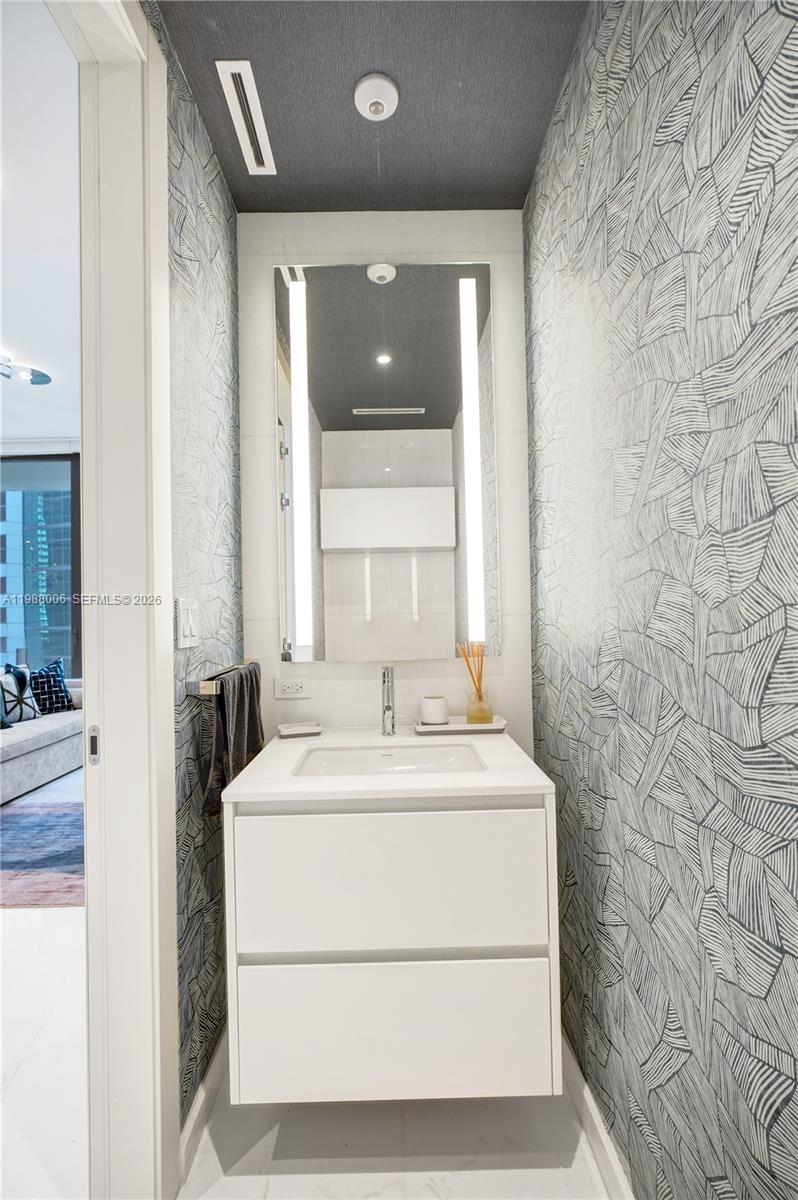 300 Biscayne Boulevard Way #1808W, Miami FL 33131