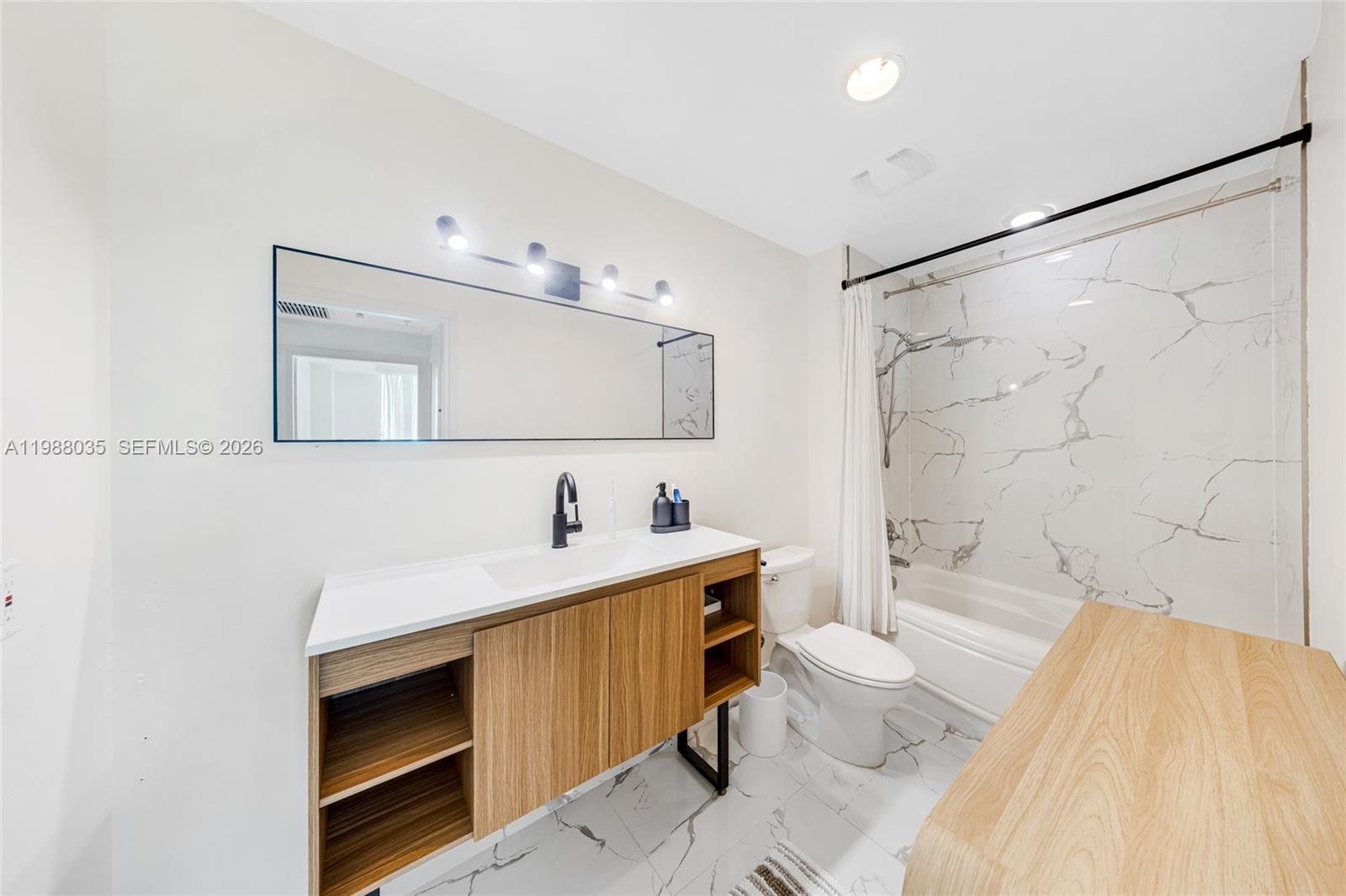 300 S Biscayne Blvd #T-2806, Miami FL 33131
