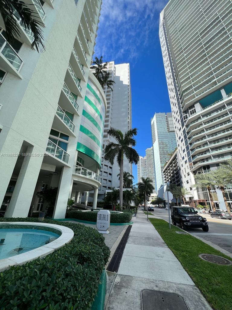 218 SE 14th St #1404, Miami FL 33131