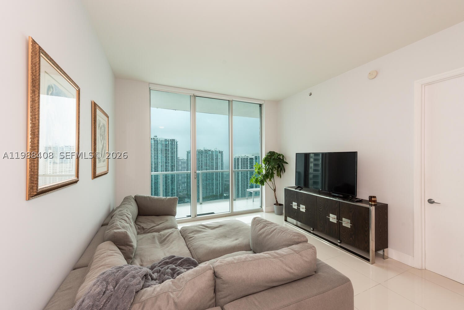 55 SE 6th St #4200, Miami FL 33131