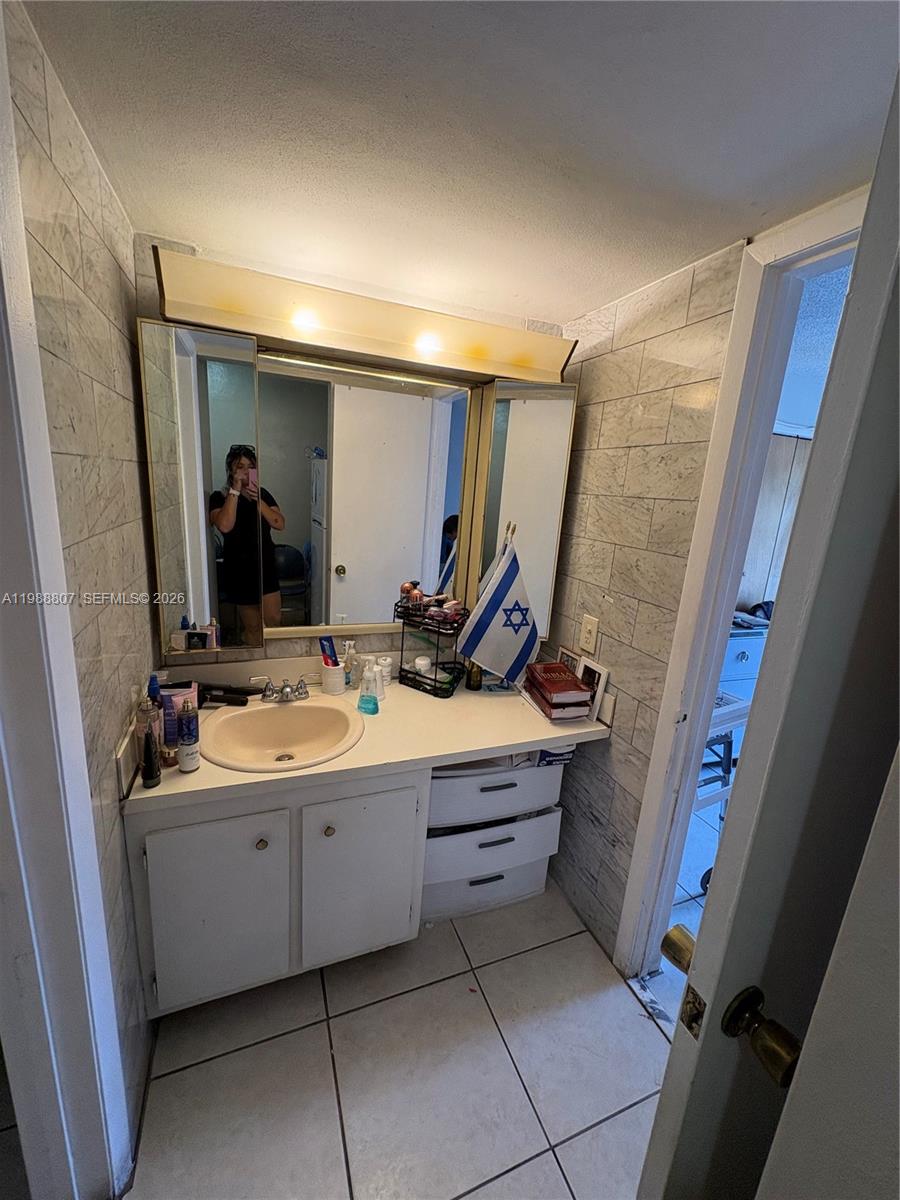 1950 W 56th St #2309D, Hialeah FL 33012