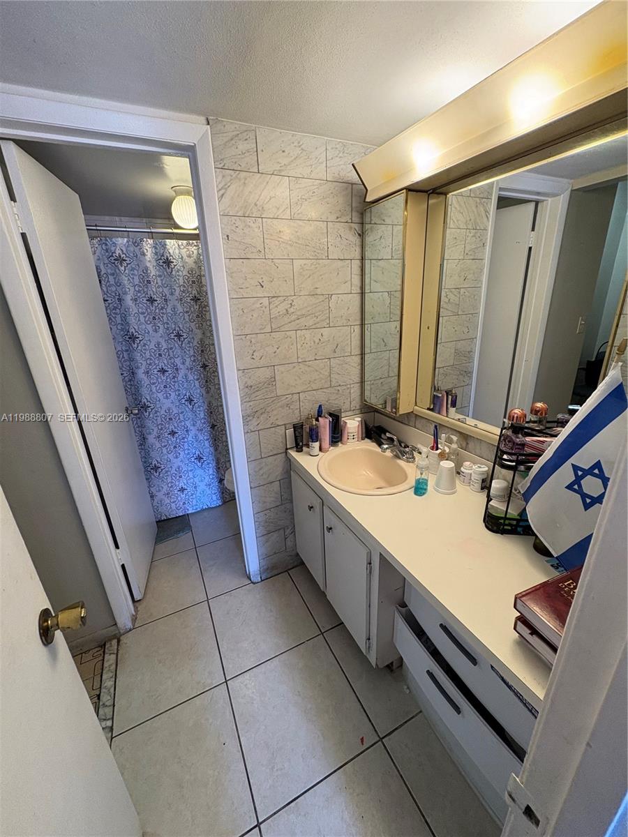 1950 W 56th St #2309D, Hialeah FL 33012