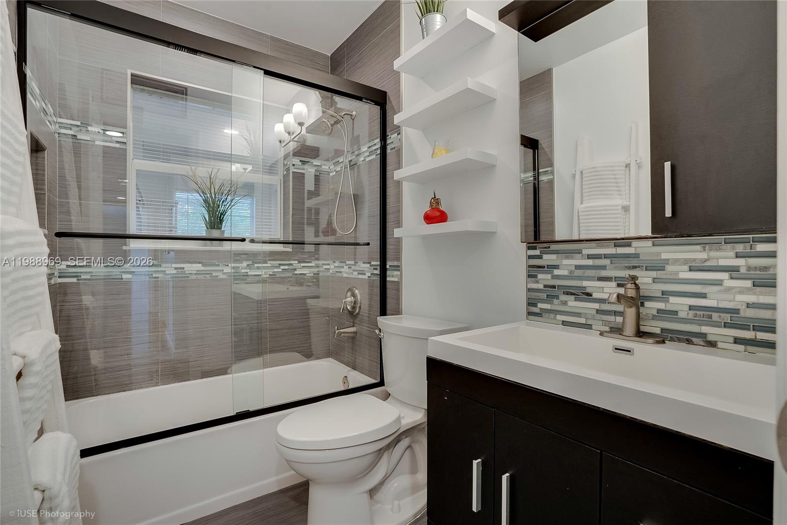 113 SW 2nd St, Hallandale Beach FL 33009