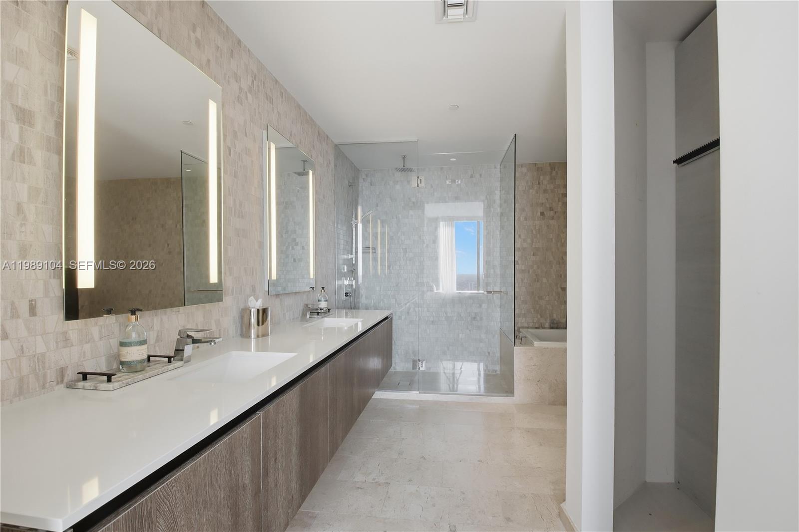 88 SW 7th St #2404, Miami FL 33130