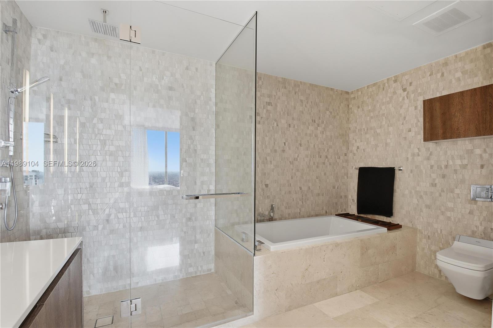 88 SW 7th St #2404, Miami FL 33130