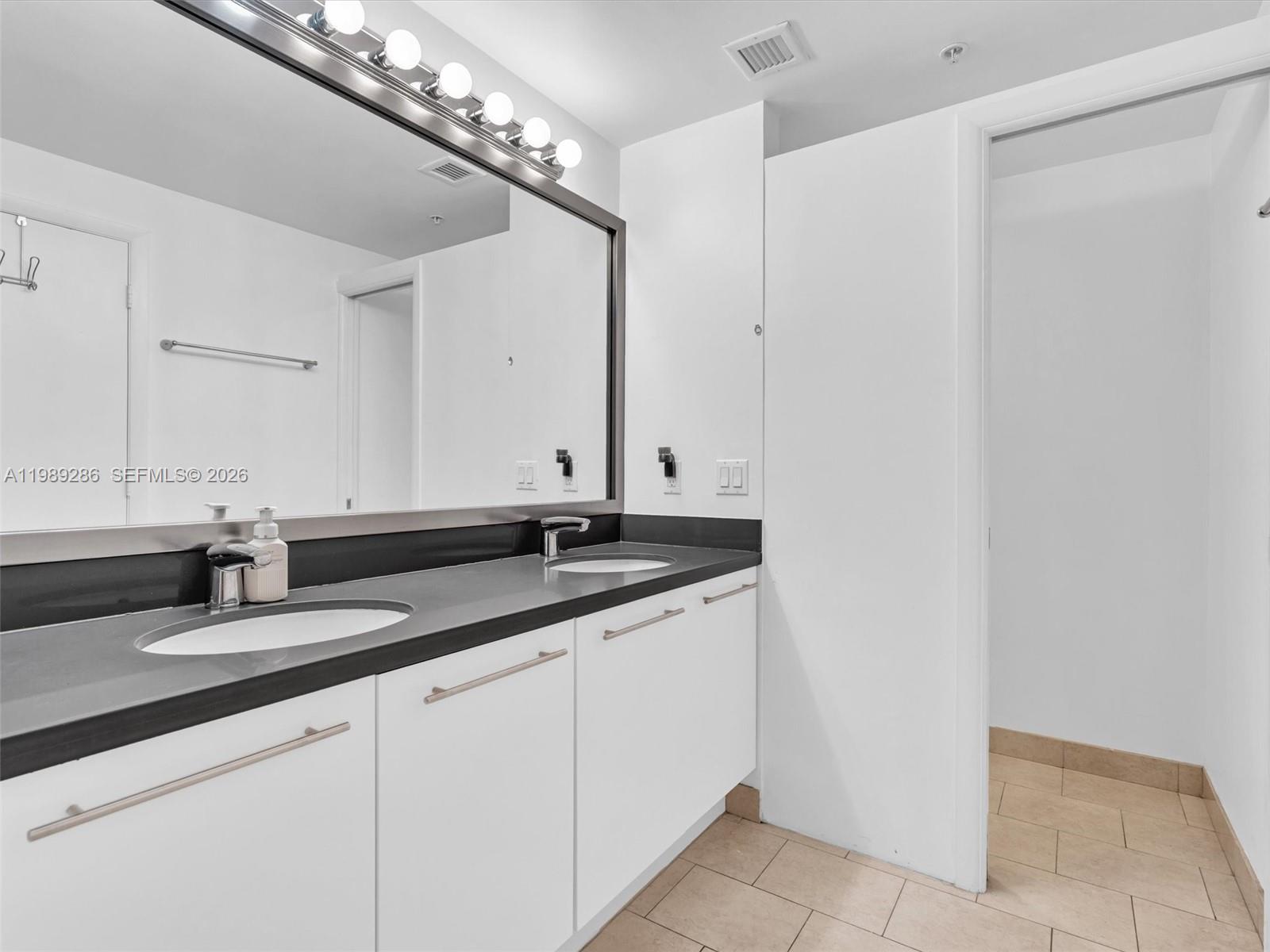 90 SW 3rd St #2013, Miami FL 33130