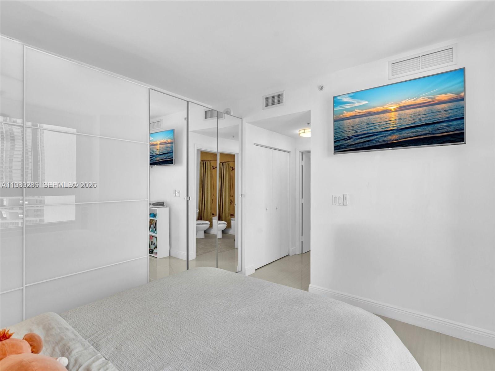 90 SW 3rd St #2013, Miami FL 33130