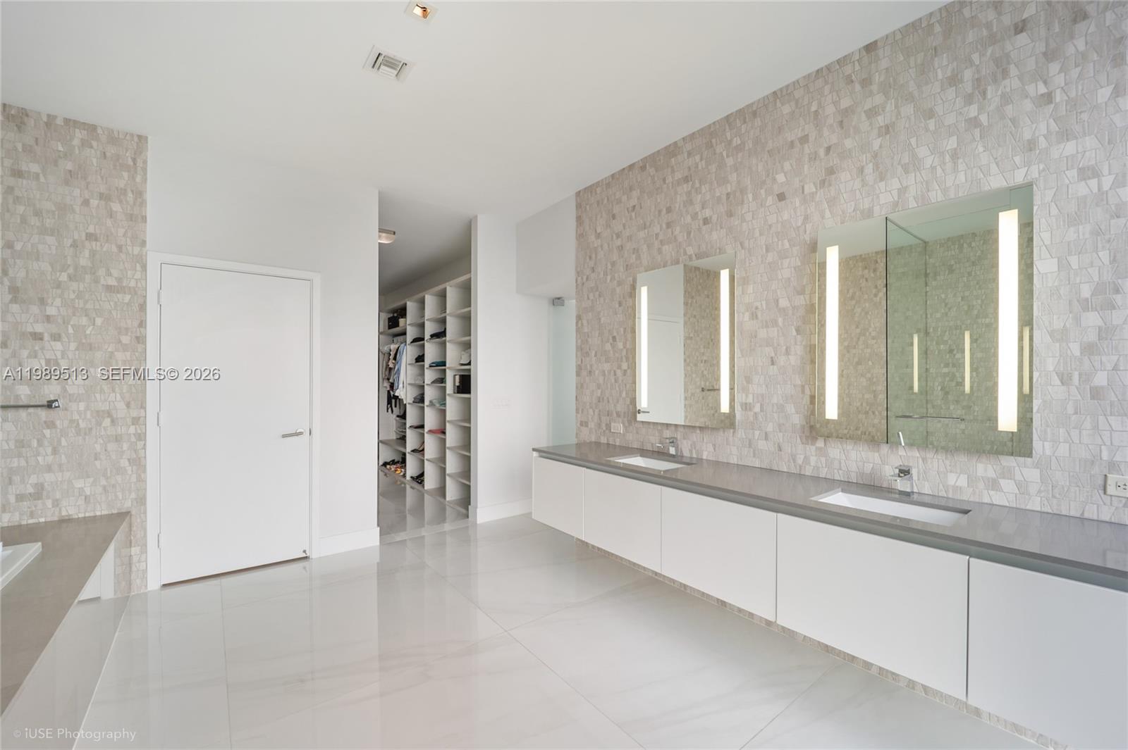 88 SW 7th St #4101, Miami FL 33130