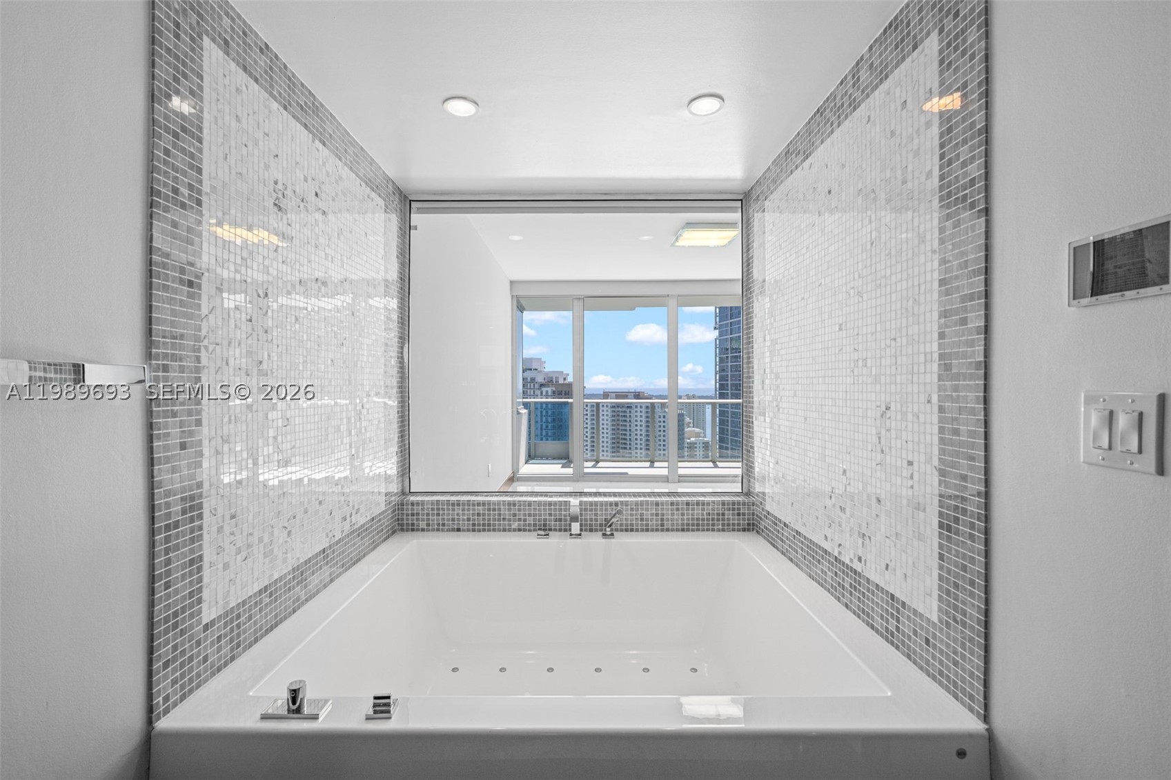 200 Biscayne Boulevard Way #3707, Miami FL 33131