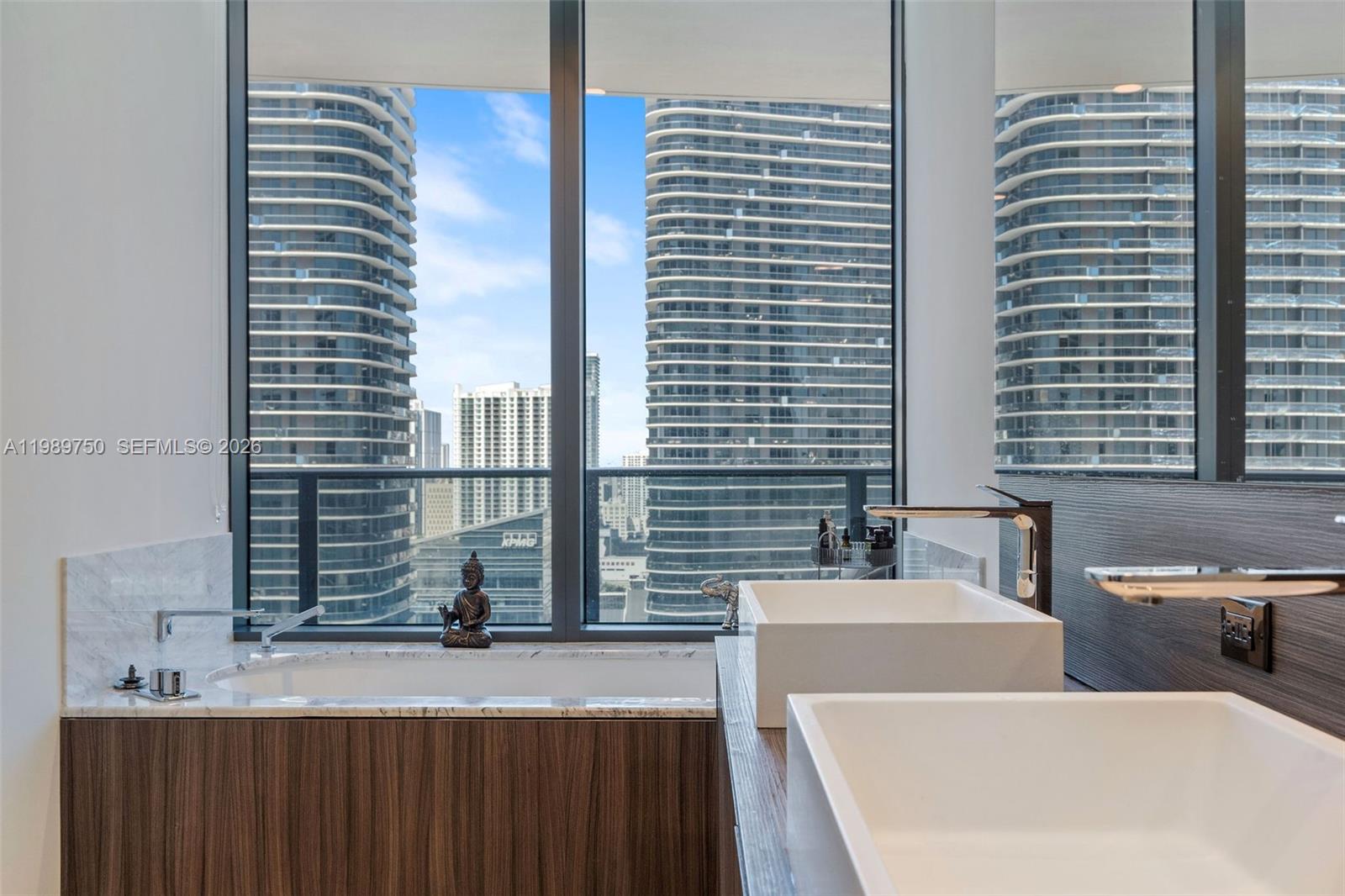 1000 Brickell Plz #2812, Miami FL 33131