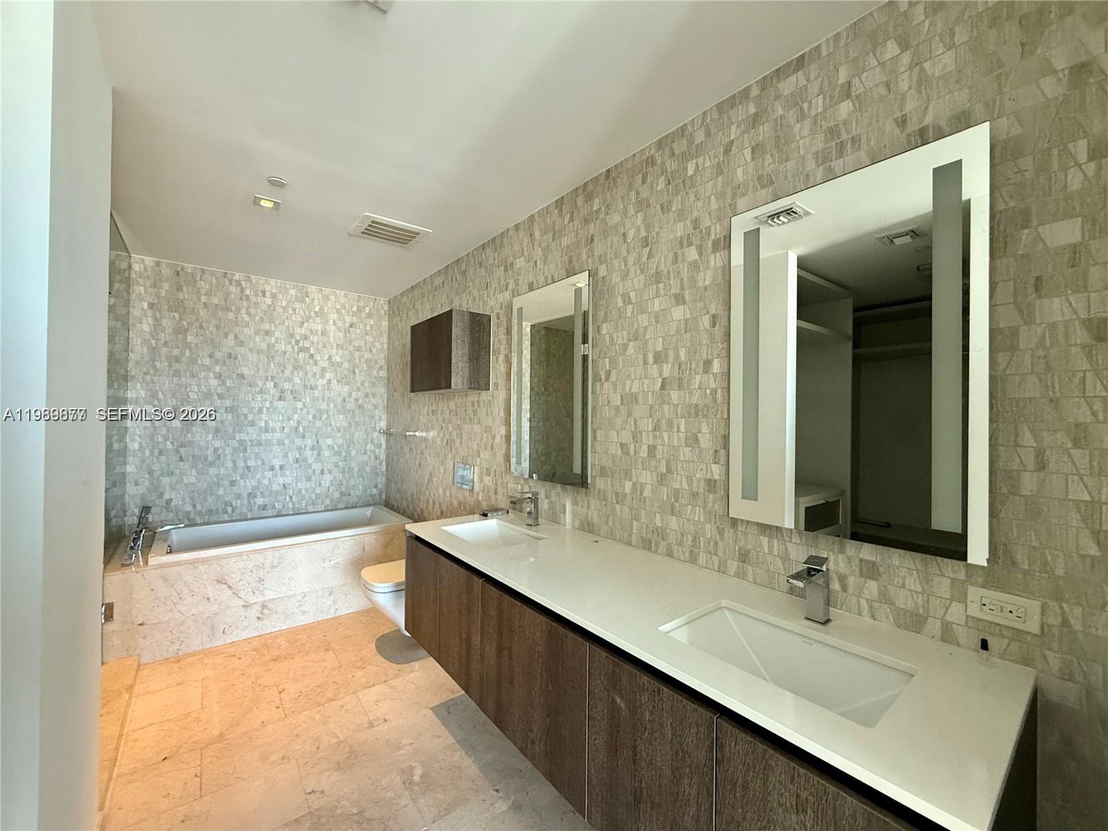 88 SW 7th St #1808, Miami FL 33130