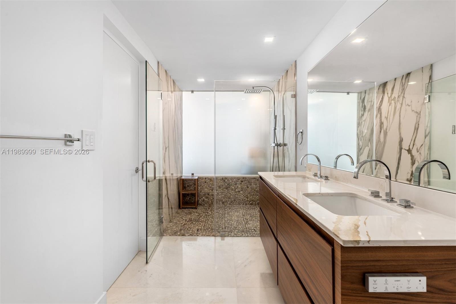 200 Biscayne Boulevard Way #1406, Miami FL 33131