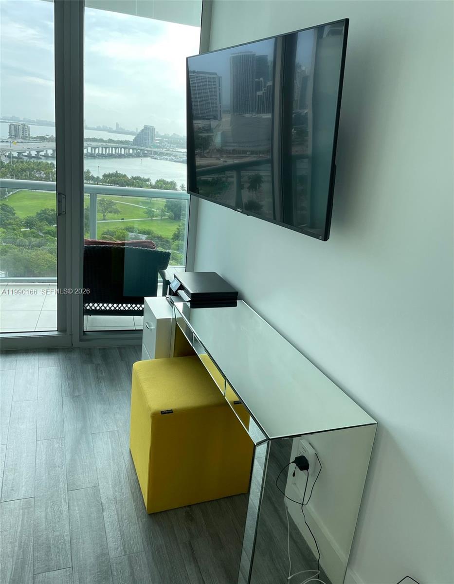 888 Biscayne Blvd #1810, Miami FL 33132