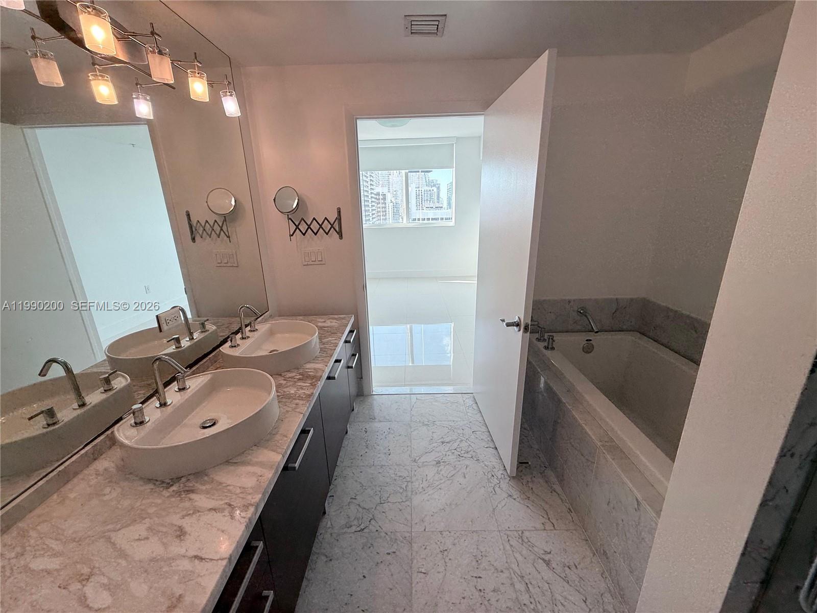 244 Biscayne Blvd #3803, Miami FL 33132