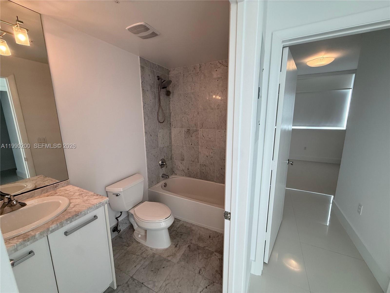 244 Biscayne Blvd #3803, Miami FL 33132