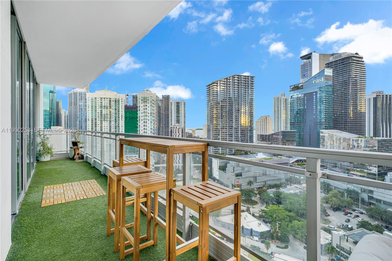 92 SW 3rd St #2802, Miami FL 33130
