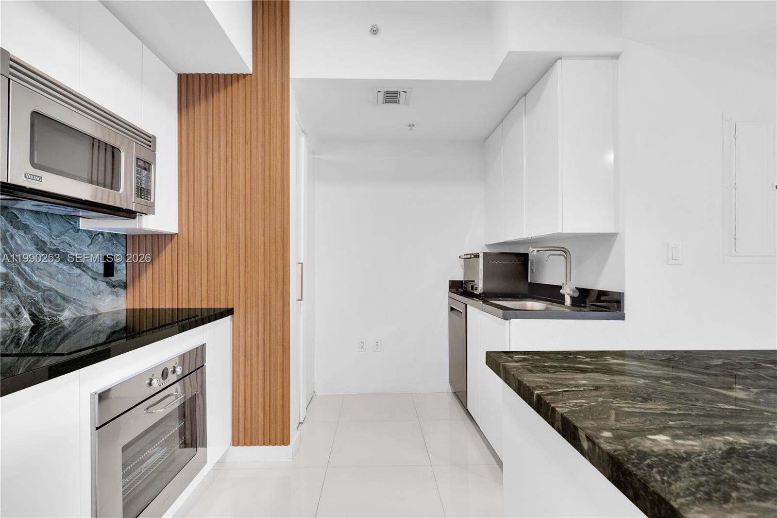 92 SW 3rd St #2802, Miami FL 33130