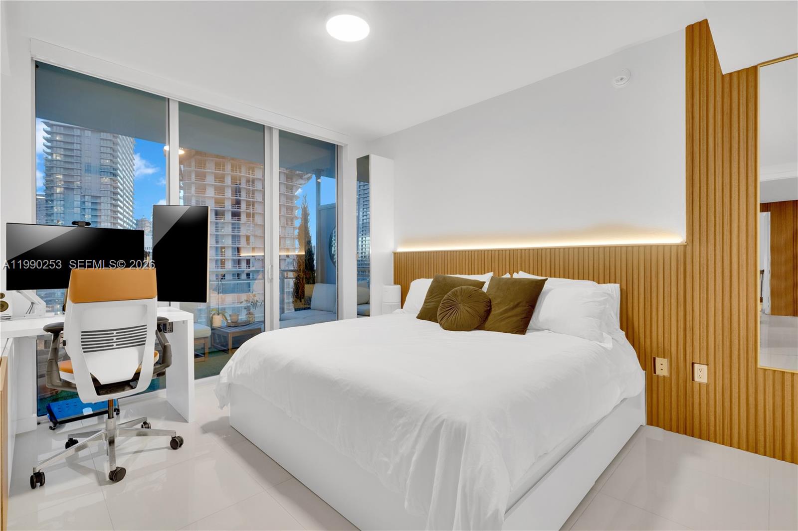 92 SW 3rd St #2802, Miami FL 33130