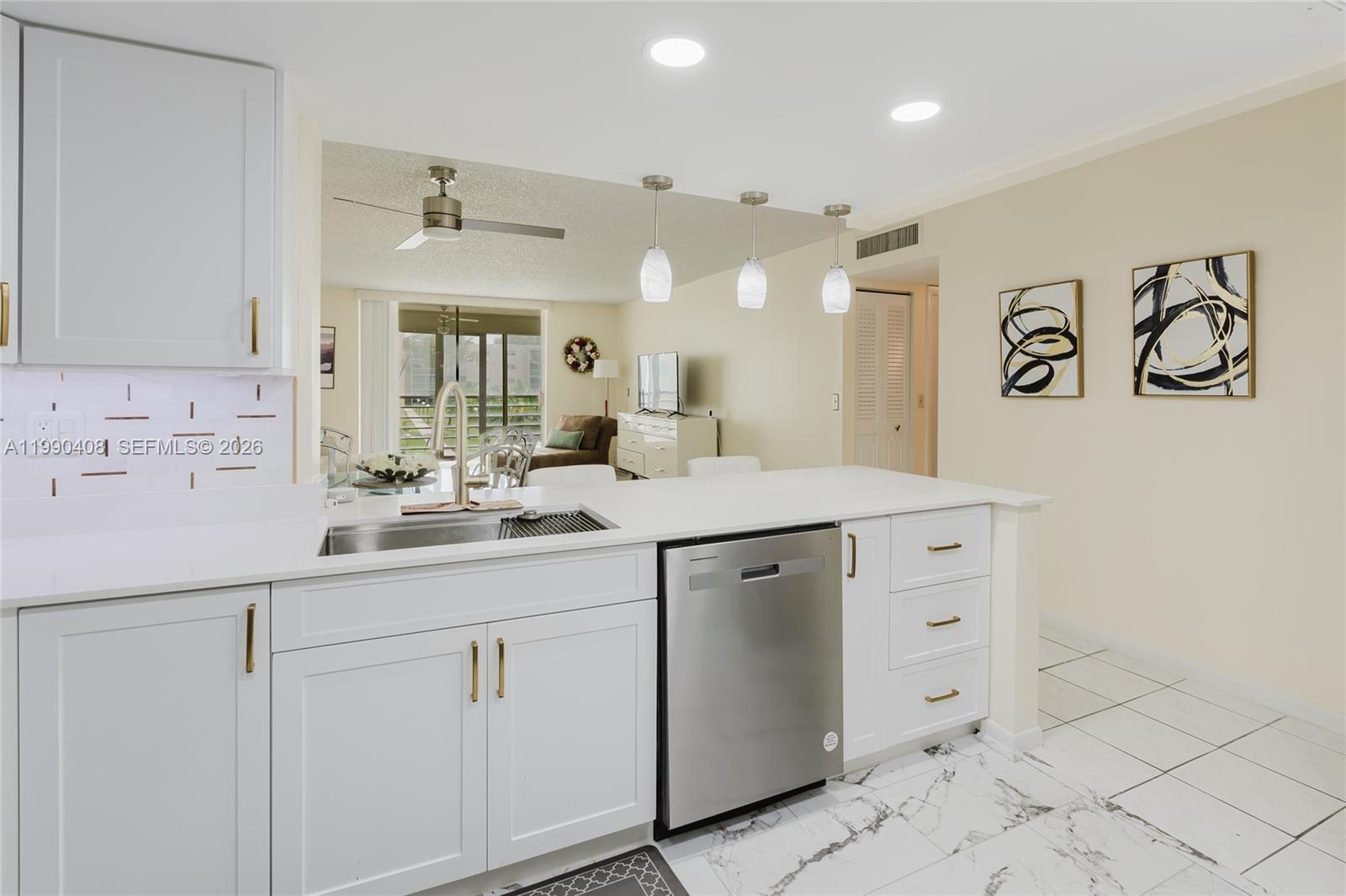424 SE 10th St #204, Dania Beach FL 33004
