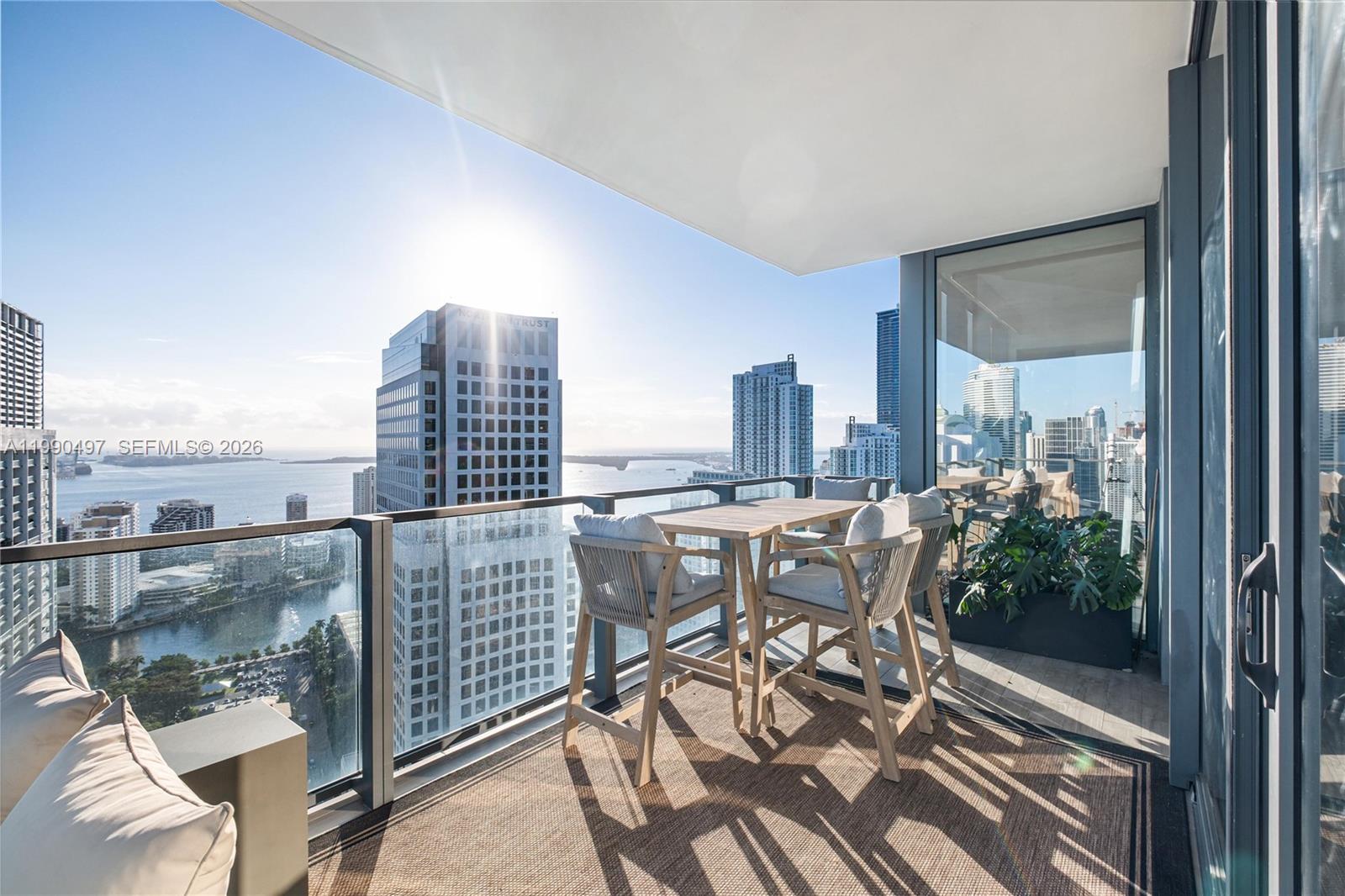 68 SE 6th St #3711, Miami FL 33131