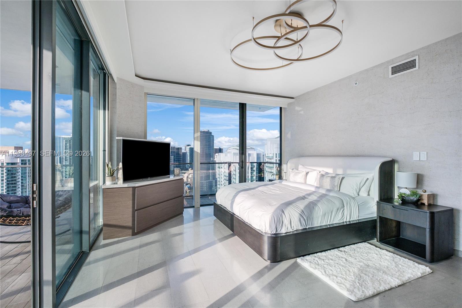 68 SE 6th St #3711, Miami FL 33131