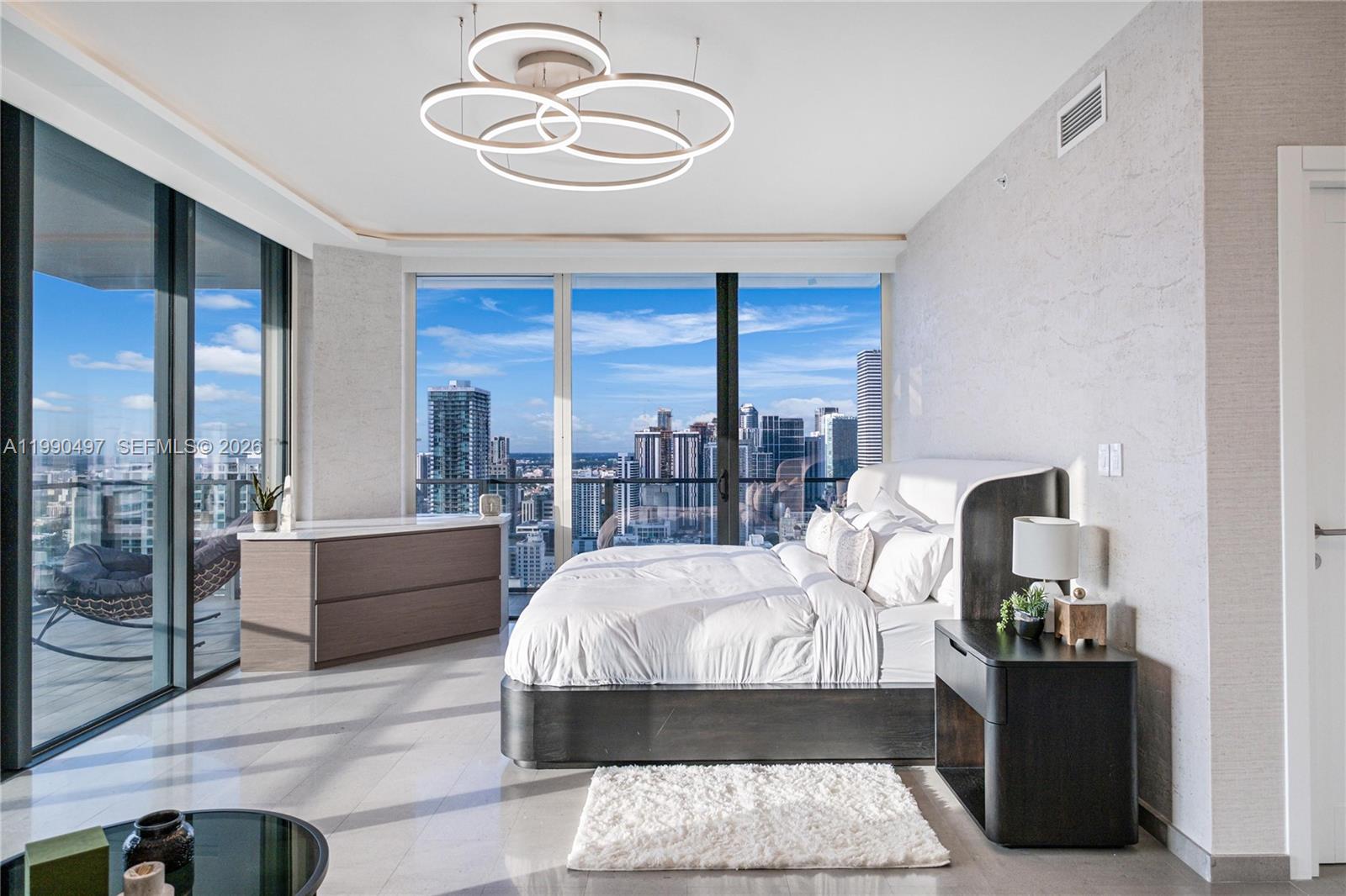 68 SE 6th St #3711, Miami FL 33131