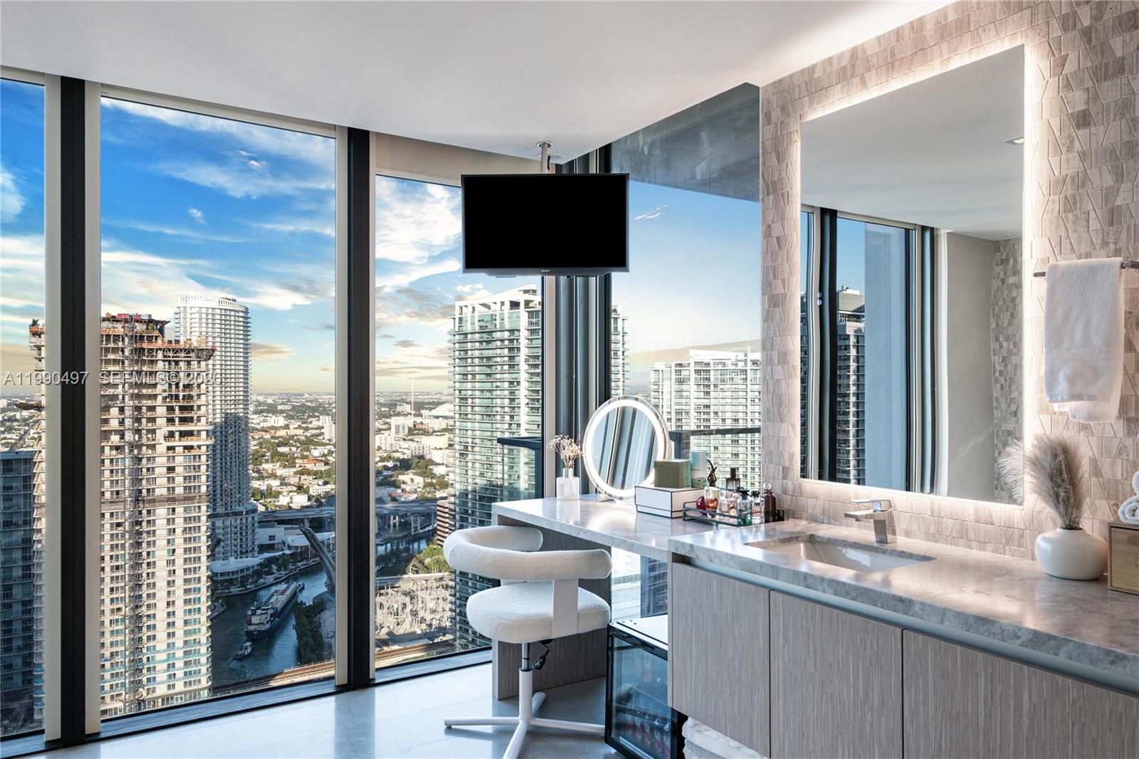 68 SE 6th St #3711, Miami FL 33131