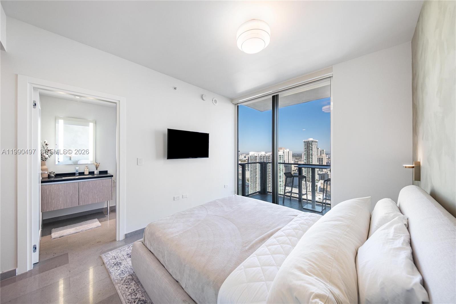 68 SE 6th St #3711, Miami FL 33131
