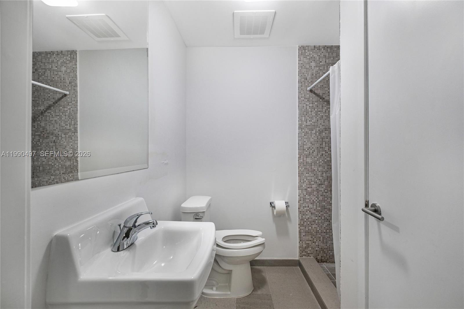 68 SE 6th St #3711, Miami FL 33131