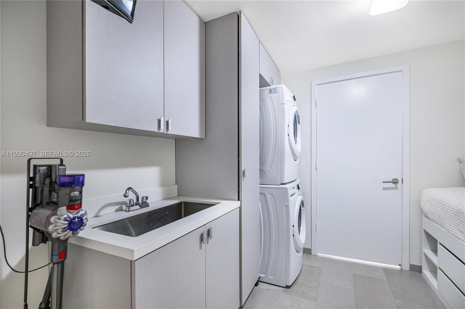 68 SE 6th St #3711, Miami FL 33131