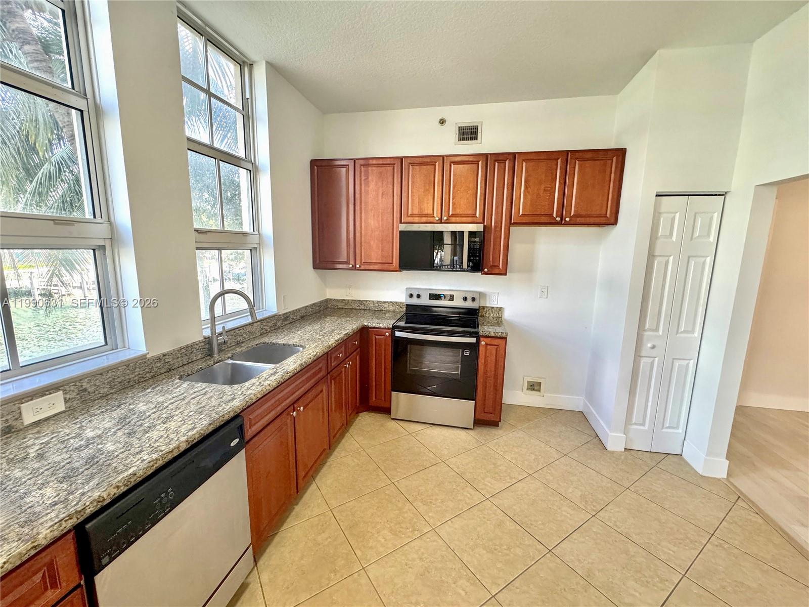3001 NE 185th St #213, Aventura FL 33180