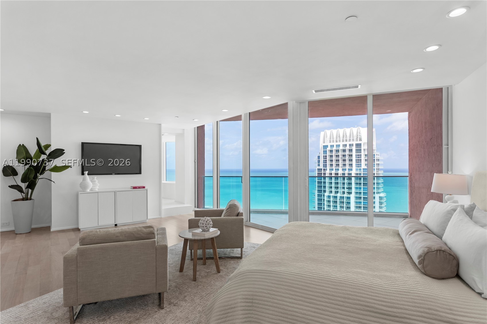 300 S Pointe Dr #3405, Miami Beach FL 33139