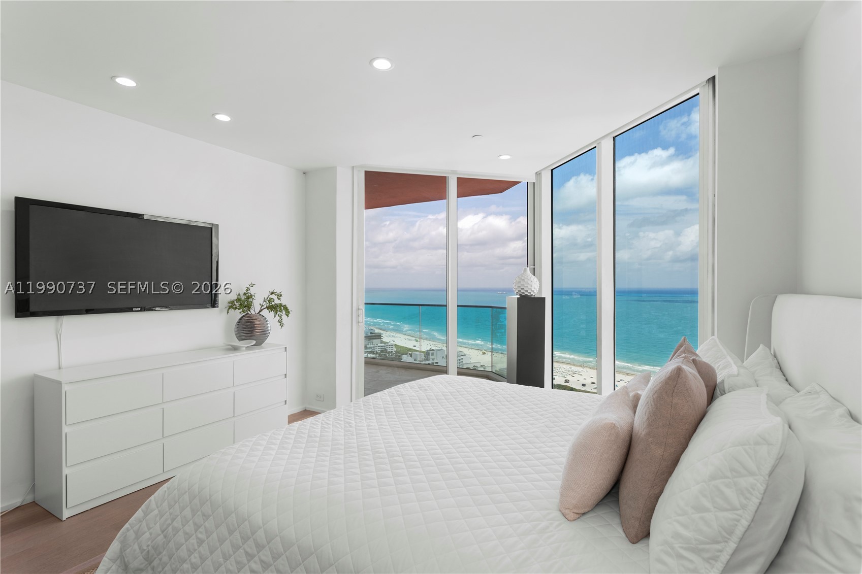 300 S Pointe Dr #3405, Miami Beach FL 33139