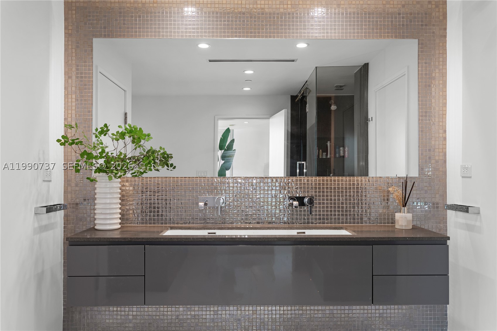 300 S Pointe Dr #3405, Miami Beach FL 33139