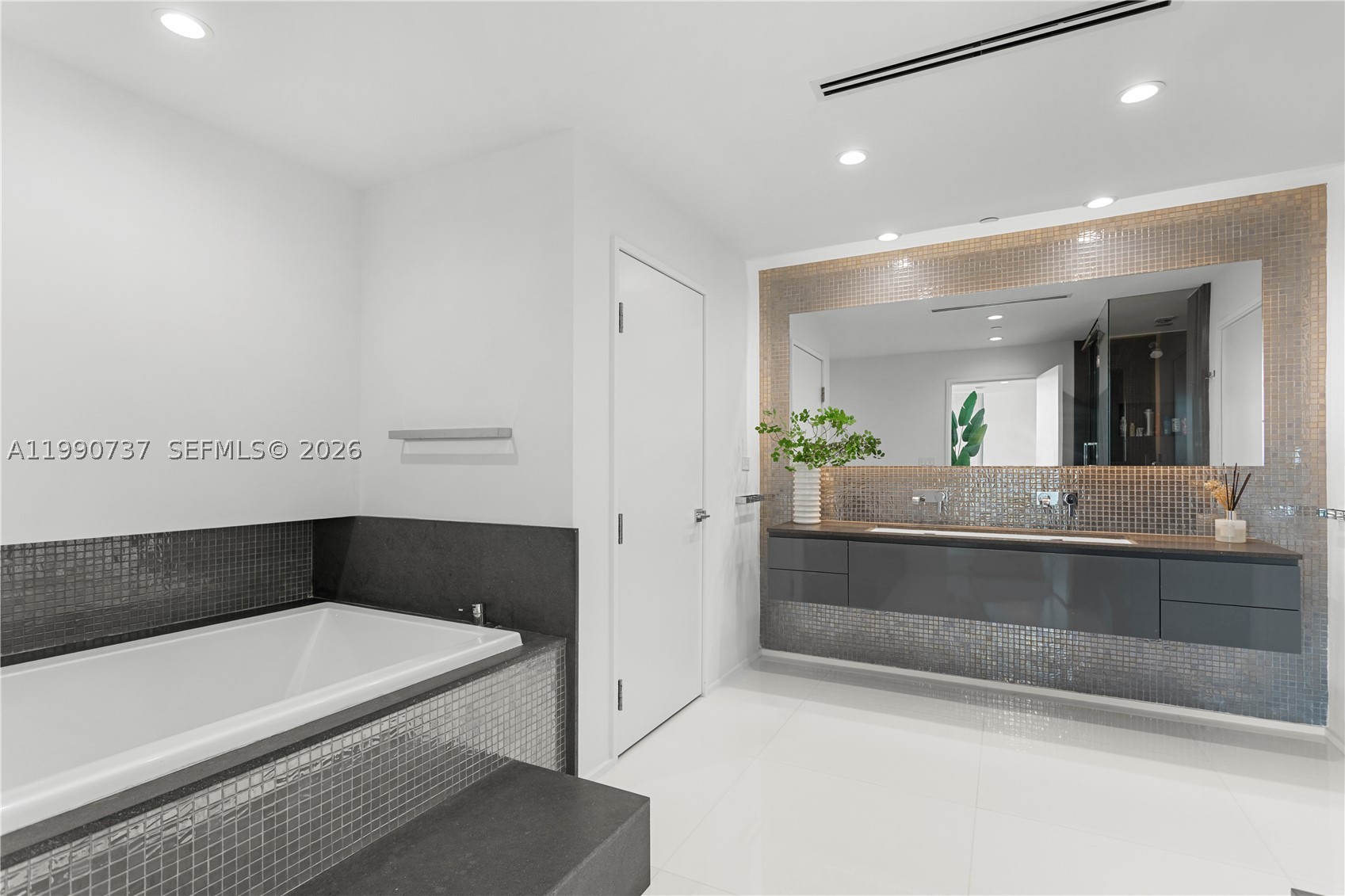 300 S Pointe Dr #3405, Miami Beach FL 33139