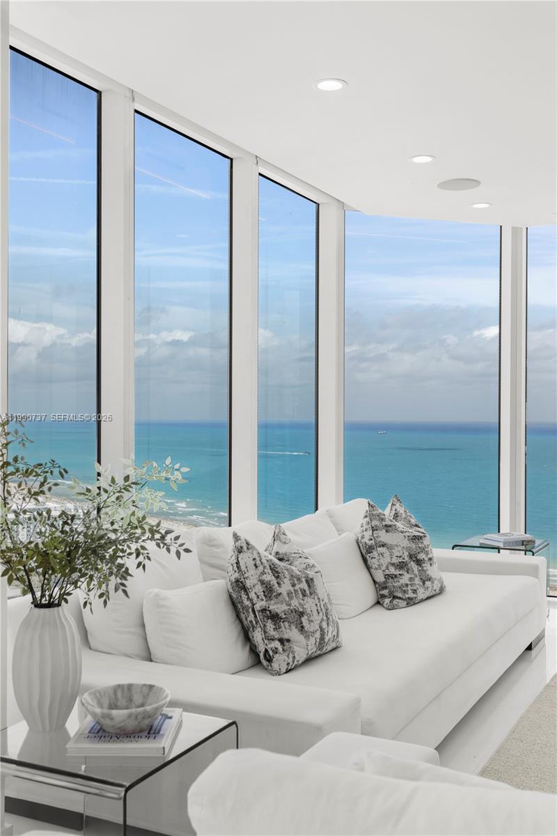 300 S Pointe Dr #3405, Miami Beach FL 33139