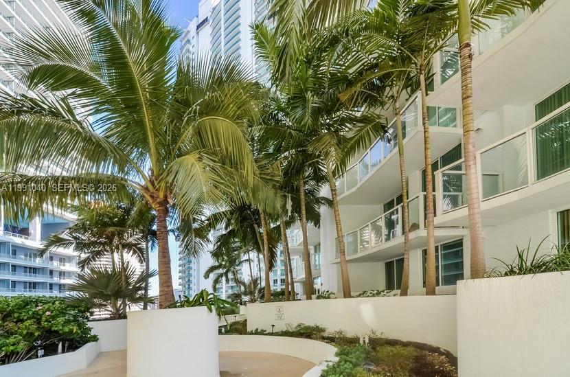 218 SE 14th St #1007, Miami FL 33131