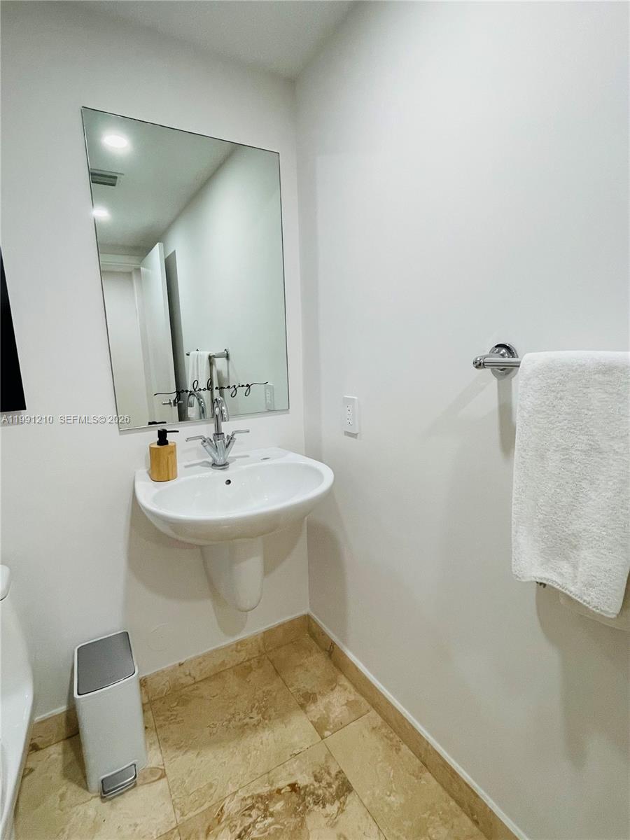 41 SE 5th St #2305, Miami FL 33131