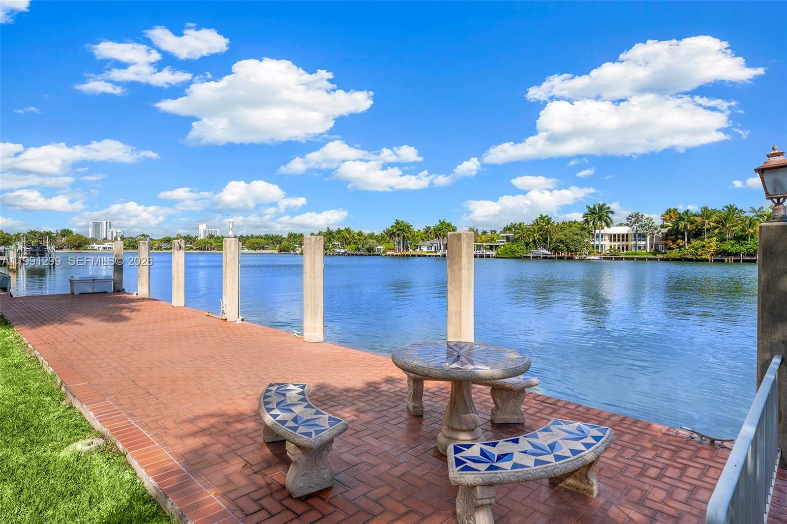 1047 S Southlake Dr, Hollywood FL 33019