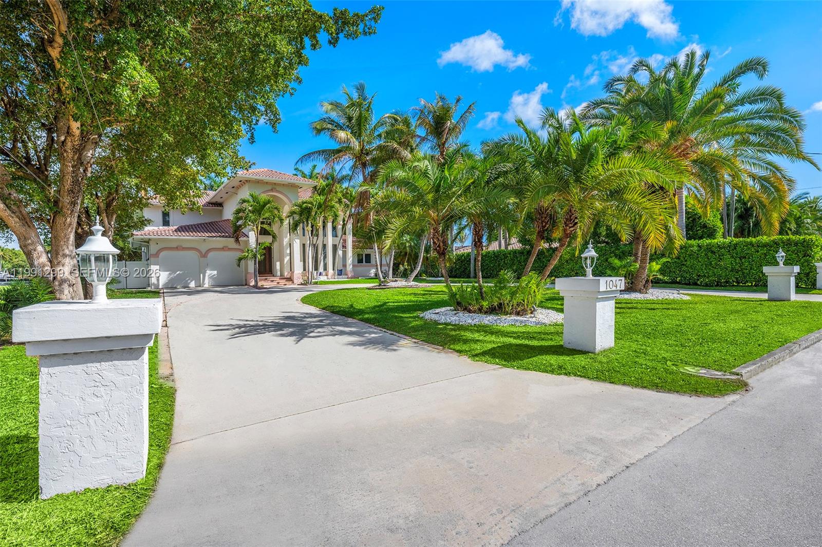 1047 S Southlake Dr, Hollywood FL 33019