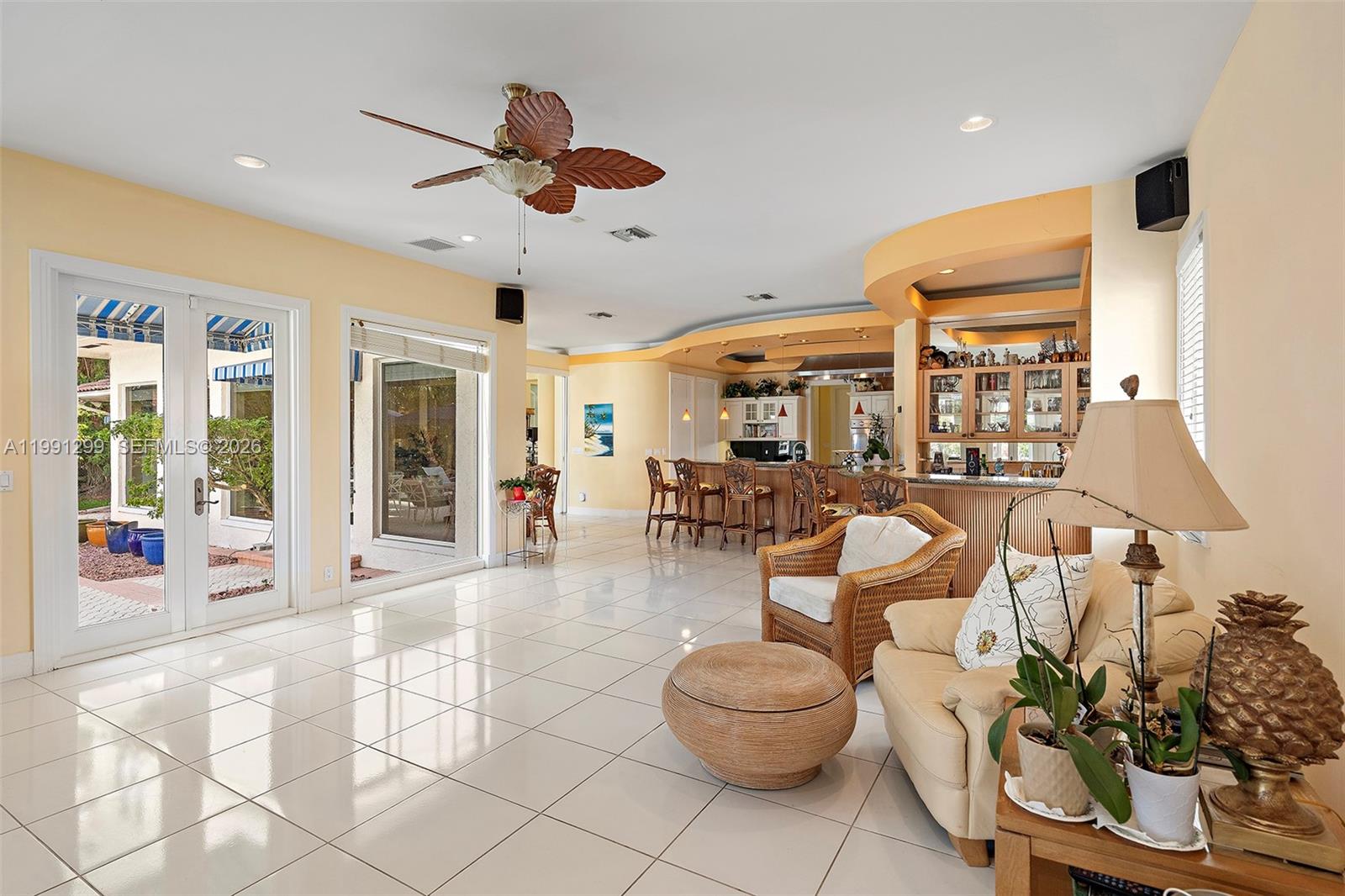 1047 S Southlake Dr, Hollywood FL 33019