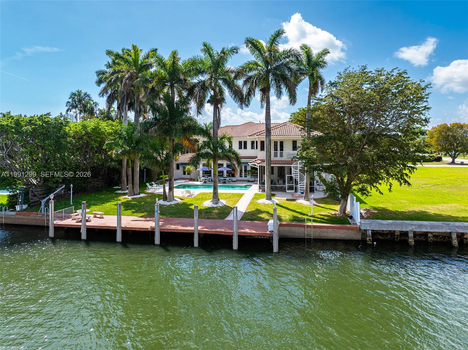 1047 S Southlake Dr, Hollywood FL 33019