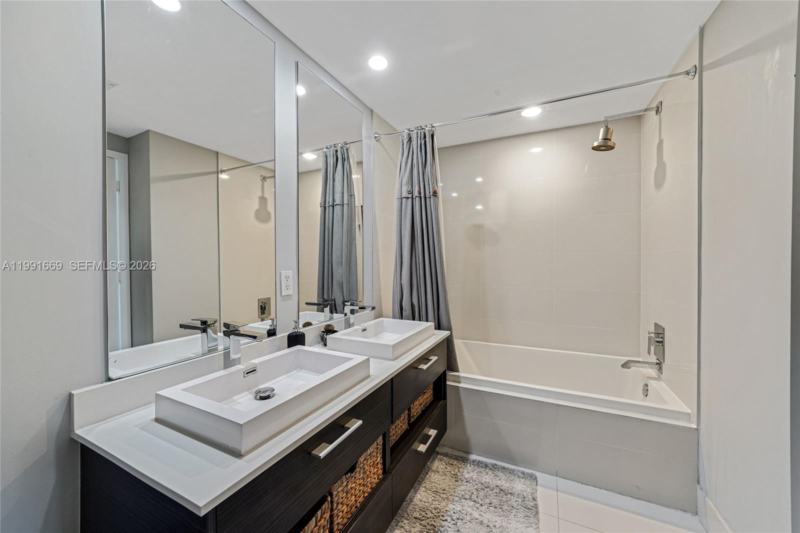 45 SW 9th St #3405, Miami FL 33130