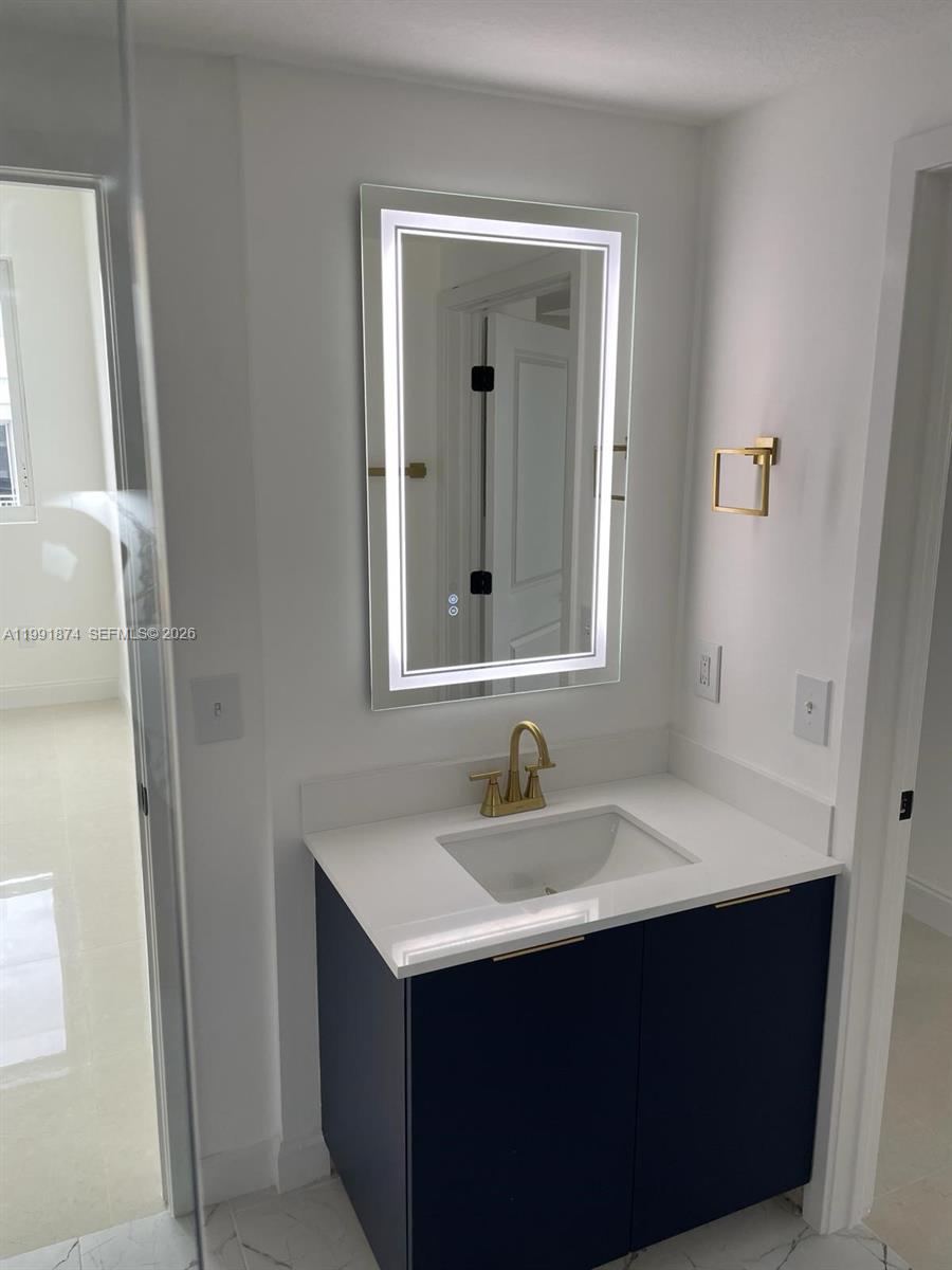 170 SE 14th St #3005, Miami FL 33131