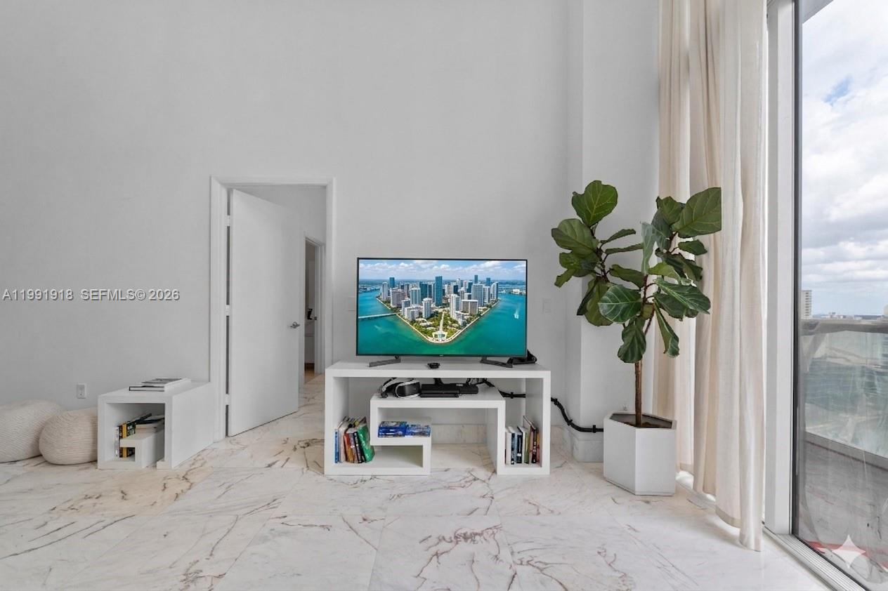 475 Brickell Ave #2209, Miami FL 33131
