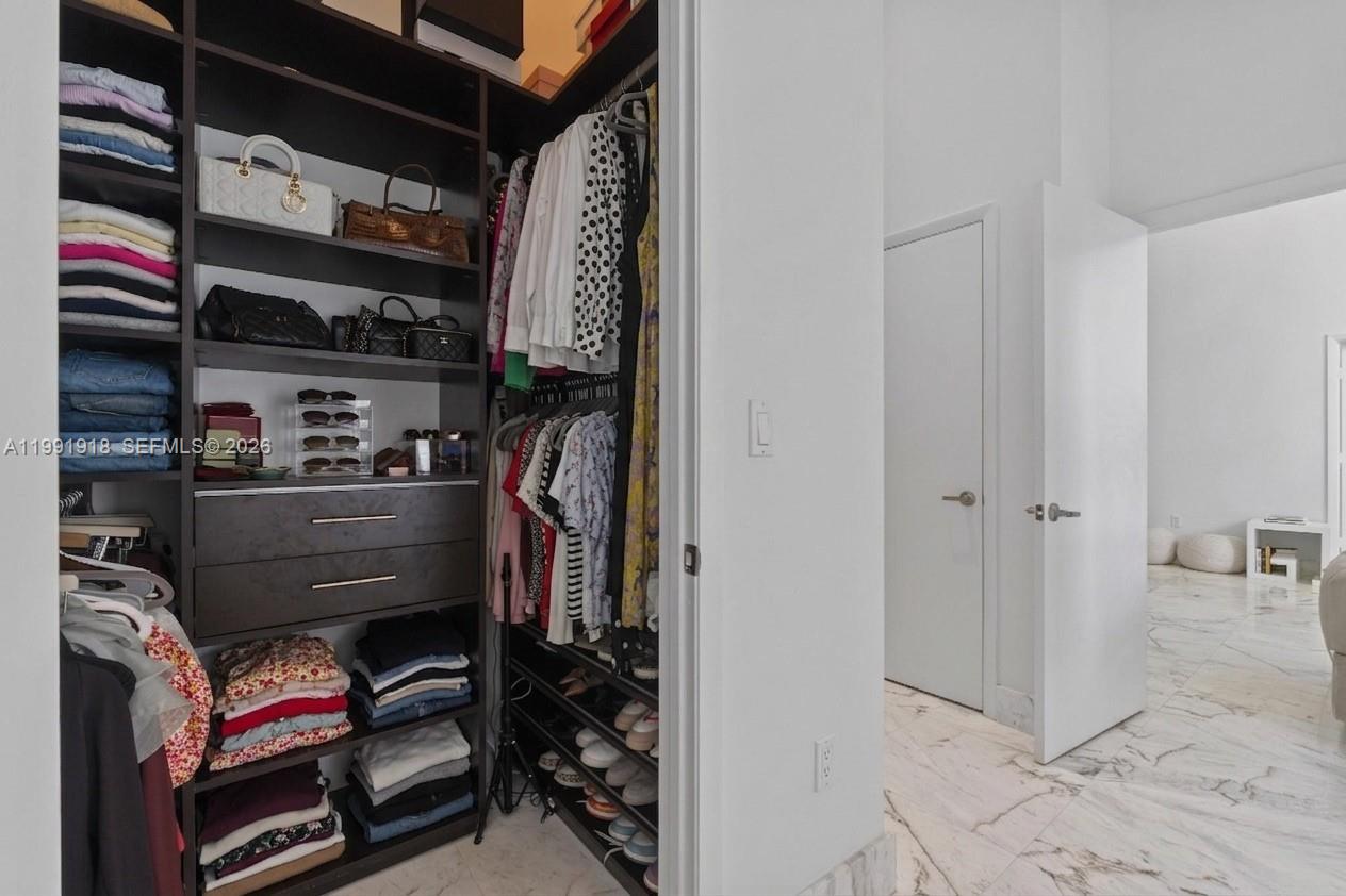 475 Brickell Ave #2209, Miami FL 33131
