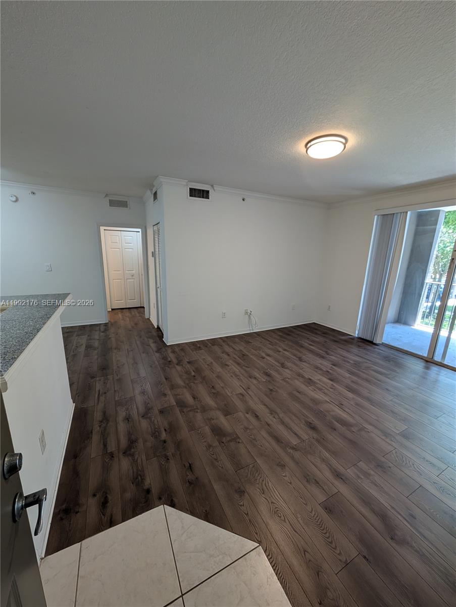 6831 SW 44th St #203, Miami FL 33155